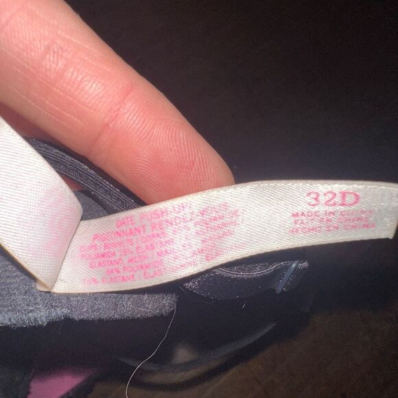 Victoria’s Secret 32D date night push-up lacy black bra - Picture 3 of 3